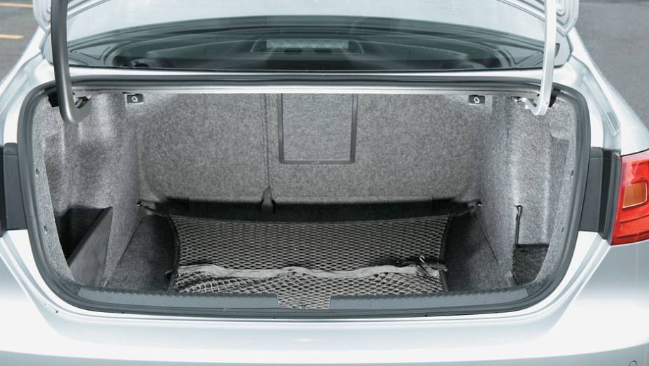A traseira reserva bom espaço para bagagem (526 litros... | <a href="https://quatrorodas.abril.com.br/carros/testes/peugeot-408-griffe-thp-680675.shtml" rel="migration">Leia mais</a>
