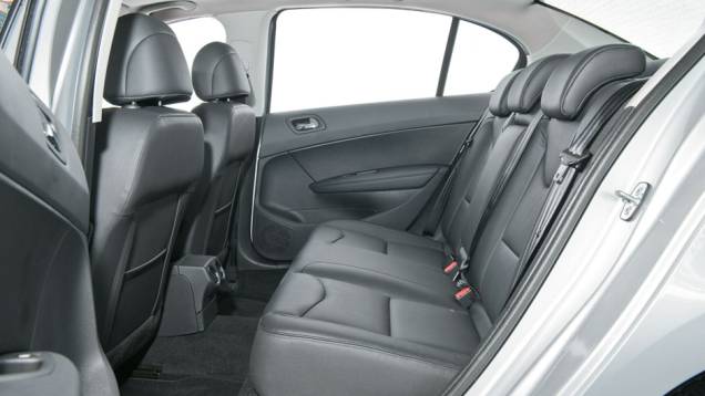 ...e passageiros. | <a href="https://quatrorodas.abril.com.br/carros/testes/peugeot-408-griffe-thp-680675.shtml" rel="migration">Leia mais</a> ...e passageiros. | <a href="https://quatrorodas.abril.com.br/carros/testes/peugeot-408-griffe-thp-680675.shtml" rel="migration">Leia mais</a>