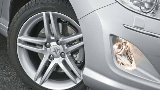 Rodas lembram as do Mercedes AMG. | <a href="https://quatrorodas.abril.com.br/carros/testes/peugeot-408-griffe-thp-680675.shtml" rel="migration">Leia mais</a> Rodas lembram as do Mercedes AMG. | <a href="https://quatrorodas.abril.com.br/carros/testes/peugeot-408-griffe-thp-680675.shtml" rel="migration">Leia mais</a>
