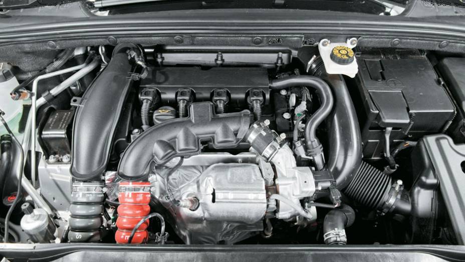 No cofre, motor turbo 1.6 de 165 cv. | <a href="https://quatrorodas.abril.com.br/carros/testes/peugeot-408-griffe-thp-680675.shtml" rel="migration">Leia mais</a>