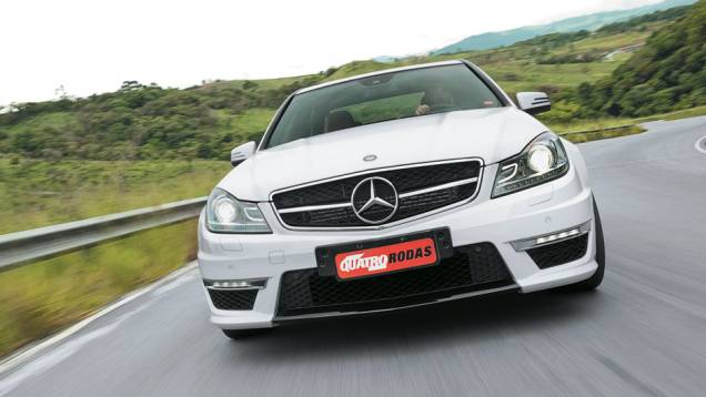 A versão apimentada do Classe C é dócil no trato, mas explosiva quando convocada. Tudo sem jamais perder a elegância. | <a href="https://quatrorodas.abril.com.br/carros/testes/mercedes-benz-c-63-amg-680164.shtml" rel="migration">Leia mais</a>