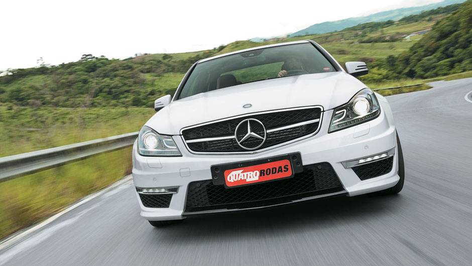A vers&atilde;o apimentada do Classe C &eacute; d&oacute;cil no trato, mas explosiva quando convocada. Tudo sem jamais perder a eleg&acirc;ncia. | <a href="https://quatrorodas.abril.com.br/carros/testes/mercedes-benz-c-63-amg-680164.shtml" rel="migration">Leia mais</a>
