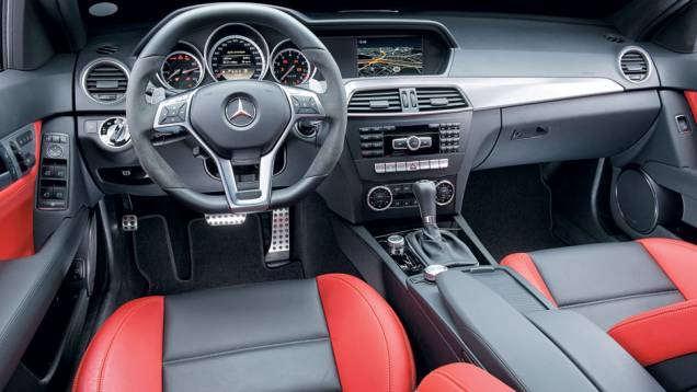 Volante com couro napa e Alcantara é agradável ao toque. | <a href="https://quatrorodas.abril.com.br/carros/testes/mercedes-benz-c-63-amg-680164.shtml" rel="migration">Leia mais</a> Volante com couro napa e Alcantara é agradável ao toque. | <a href="https://quatrorodas.abril.com.br/carros/testes/mercedes-benz-c-63-amg-680164.shtml" rel="migration">Leia mais</a>