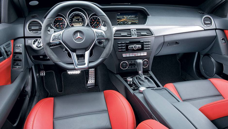 Volante com couro napa e Alcantara &eacute; agrad&aacute;vel ao toque. | <a href="https://quatrorodas.abril.com.br/carros/testes/mercedes-benz-c-63-amg-680164.shtml" rel="migration">Leia mais</a>