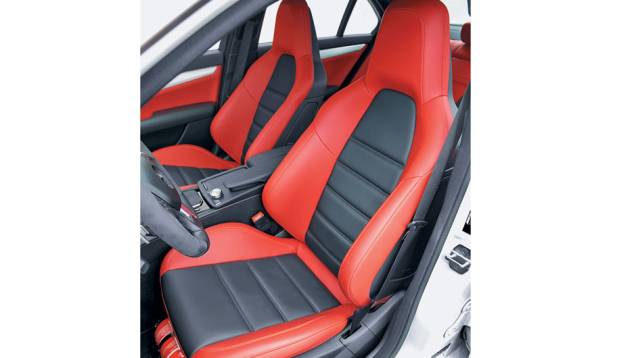 Bancos esportivos, com couro preto e vermelho, prendem o corpo nas curvas. | <a href="https://quatrorodas.abril.com.br/carros/testes/mercedes-benz-c-63-amg-680164.shtml" rel="migration">Leia mais</a> Bancos esportivos, com couro preto e vermelho, prendem o corpo nas curvas. | <a href="https://quatrorodas.abril.com.br/carros/testes/mercedes-benz-c-63-amg-680164.shtml" rel="migration">Leia mais</a>
