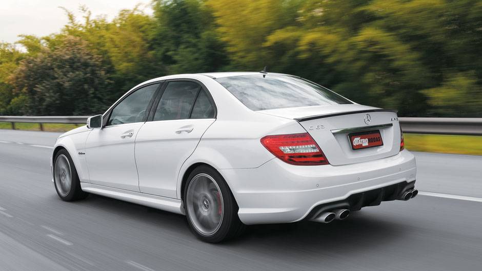 Na traseira, duas sa&iacute;das duplas de escape: ronco grave e encorpado. | <a href="https://quatrorodas.abril.com.br/carros/testes/mercedes-benz-c-63-amg-680164.shtml" rel="migration">Leia mais</a>