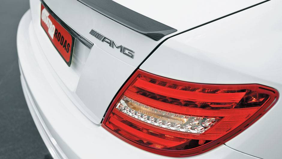 Aerof&oacute;lio em fibra de carbono d&aacute; o toque esportivo na traseira... | <a href="https://quatrorodas.abril.com.br/carros/testes/mercedes-benz-c-63-amg-680164.shtml" rel="migration">Leia mais</a>