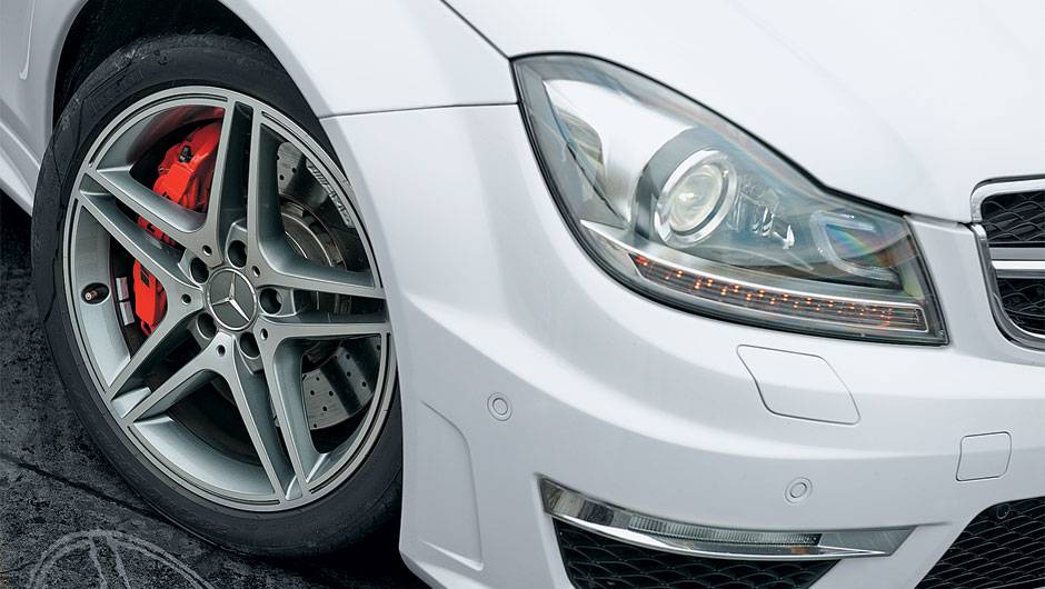 ... assim como as pin&ccedil;as de freio vermelhas. | <a href="https://quatrorodas.abril.com.br/carros/testes/mercedes-benz-c-63-amg-680164.shtml" rel="migration">Leia mais</a>