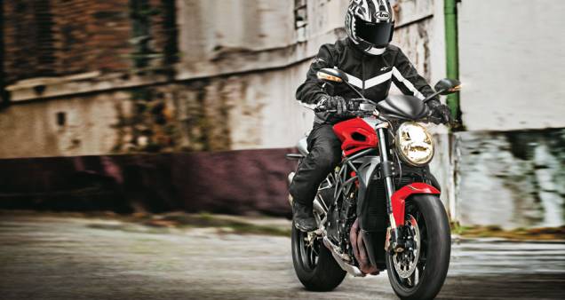 A Brutale faz jus ao nome e causa um turbilhão de adrenalina. A Brutale faz jus ao nome e causa um turbilhão de adrenalina.