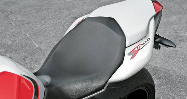 Cockpit parece de uma moto superesportiva. Cockpit parece de uma moto superesportiva.