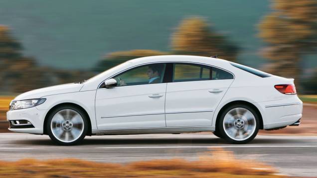 A comodida das 4 portas com o estilo esportivo de um cupê. | <a href="https://quatrorodas.abril.com.br/carros/impressoes/volkswagen-cc-680739.shtml" rel="migration">Leia mais</a>