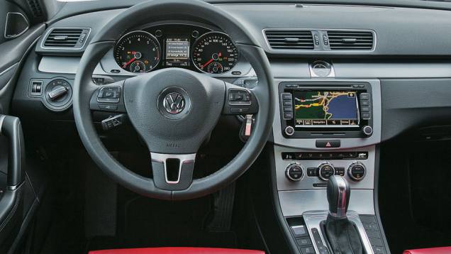 Direção elétrica com ajuste de altura e profundidade e câmbio DSG de 6 marchas. | <a href="https://quatrorodas.abril.com.br/carros/impressoes/volkswagen-cc-680739.shtml" rel="migration">Leia mais</a> Direção elétrica com ajuste de altura e profundidade e câmbio DSG de 6 marchas. | <a href="https://quatrorodas.abril.com.br/carros/impressoes/volkswagen-cc-680739.shtml" rel="migration">Leia mais</a>