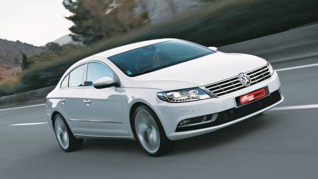 A dianteira ganhou faróis de bixenônio. | <a href="https://quatrorodas.abril.com.br/carros/impressoes/volkswagen-cc-680739.shtml" rel="migration">Leia mais</a> A dianteira ganhou faróis de bixenônio. | <a href="https://quatrorodas.abril.com.br/carros/impressoes/volkswagen-cc-680739.shtml" rel="migration">Leia mais</a>
