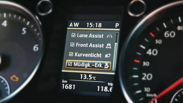 Sistemas de segurança são configurados pelo visor colorido do computador de bordo. | <a href="https://quatrorodas.abril.com.br/carros/impressoes/volkswagen-cc-680739.shtml" rel="migration">Leia mais</a> Sistemas de segurança são configurados pelo visor colorido do computador de bordo. | <a href="https://quatrorodas.abril.com.br/carros/impressoes/volkswagen-cc-680739.shtml" rel="migration">Leia mais</a>