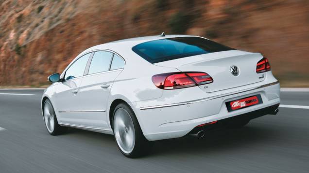Lanternas são equipadas com luzes de LEDs. | <a href="https://quatrorodas.abril.com.br/carros/impressoes/volkswagen-cc-680739.shtml" rel="migration">Leia mais</a> Lanternas são equipadas com luzes de LEDs. | <a href="https://quatrorodas.abril.com.br/carros/impressoes/volkswagen-cc-680739.shtml" rel="migration">Leia mais</a>