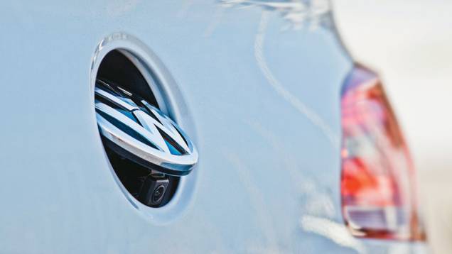 O logotipo serve tanto para abrir o porta-malas como ocultar a câmera de ré. | <a href="https://quatrorodas.abril.com.br/carros/impressoes/volkswagen-cc-680739.shtml" rel="migration">Leia mais</a> O logotipo serve tanto para abrir o porta-malas como ocultar a câmera de ré. | <a href="https://quatrorodas.abril.com.br/carros/impressoes/volkswagen-cc-680739.shtml" rel="migration">Leia mais</a>