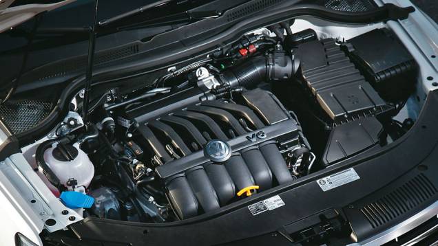 O V6 produz 300 cv. | <a href="https://quatrorodas.abril.com.br/carros/impressoes/volkswagen-cc-680739.shtml" rel="migration">Leia mais</a> O V6 produz 300 cv. | <a href="https://quatrorodas.abril.com.br/carros/impressoes/volkswagen-cc-680739.shtml" rel="migration">Leia mais</a>
