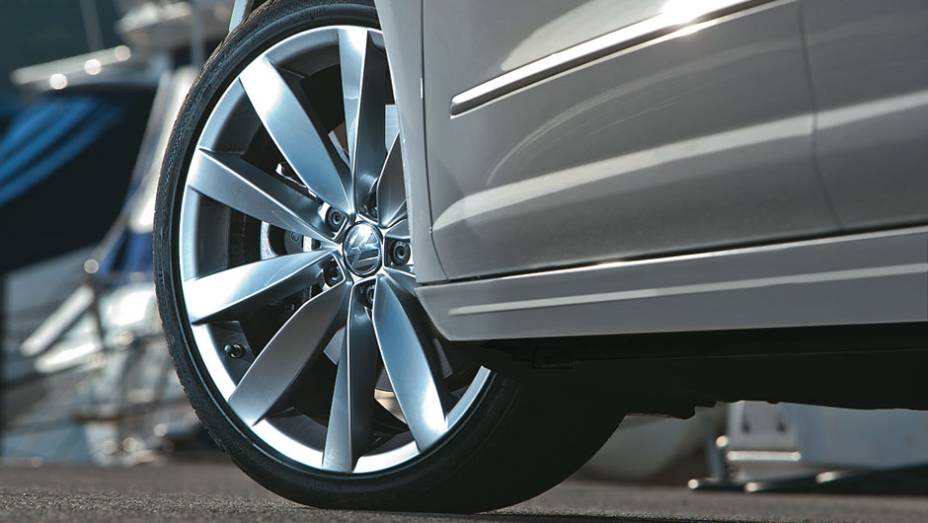 E as rodas de liga são aro 19. | <a href="https://quatrorodas.abril.com.br/carros/impressoes/volkswagen-cc-680739.shtml" rel="migration">Leia mais</a>