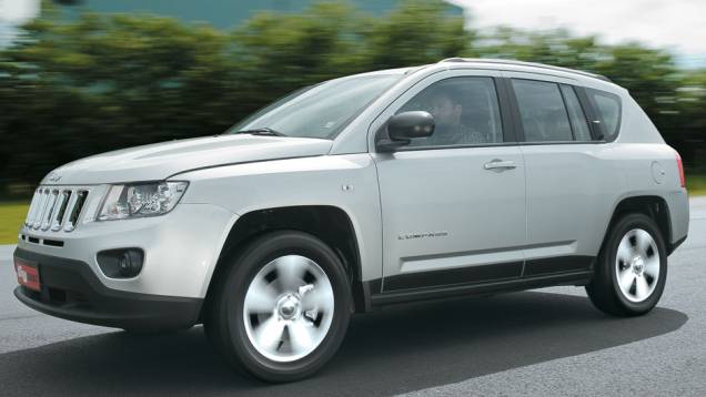 Visual encorpado é típico dos Jeep, mas o Compass gosta é de cidade. | <a href="https://quatrorodas.abril.com.br/carros/impressoes/jeep-compass-680160.shtml" rel="migration">Leia mais</a>