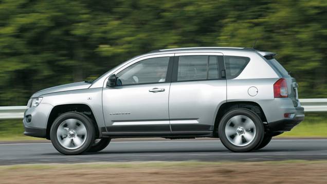 Jeep mira em SUVs asiáticos, como CR-V e ASX. | <a href="https://quatrorodas.abril.com.br/carros/impressoes/jeep-compass-680160.shtml" rel="migration">Leia mais</a>