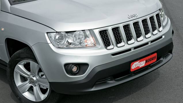 Grade do radiador com sete nichos é uma tradição nos veículos da Jeep. | <a href="https://quatrorodas.abril.com.br/carros/impressoes/jeep-compass-680160.shtml" rel="migration">Leia mais</a>