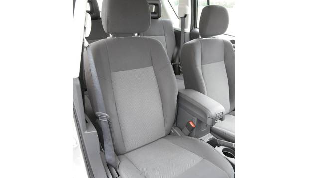 Bancos são de tecido. Couro terá de ser instalado na revenda. | <a href="https://quatrorodas.abril.com.br/carros/impressoes/jeep-compass-680160.shtml" rel="migration">Leia mais</a> Bancos são de tecido. Couro terá de ser instalado na revenda. | <a href="https://quatrorodas.abril.com.br/carros/impressoes/jeep-compass-680160.shtml" rel="migration">Leia mais</a>