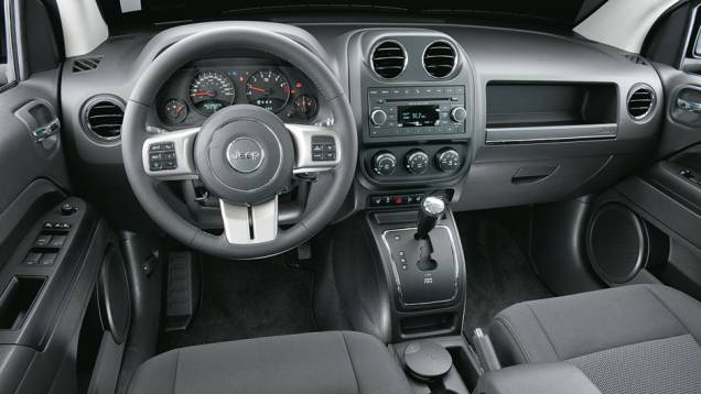 Equipado, mas interior é simples. Poderia vir com porta-copos nas portas. | <a href="https://quatrorodas.abril.com.br/carros/impressoes/jeep-compass-680160.shtml" rel="migration">Leia mais</a> Equipado, mas interior é simples. Poderia vir com porta-copos nas portas. | <a href="https://quatrorodas.abril.com.br/carros/impressoes/jeep-compass-680160.shtml" rel="migration">Leia mais</a>