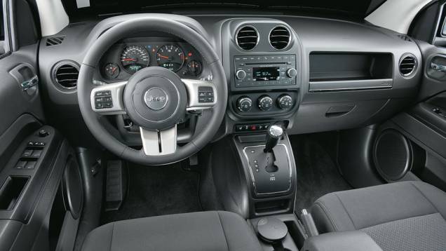 Equipado, mas interior é simples. Poderia vir com porta-copos nas portas. | <a href="https://quatrorodas.abril.com.br/carros/impressoes/jeep-compass-680160.shtml" rel="migration">Leia mais</a>