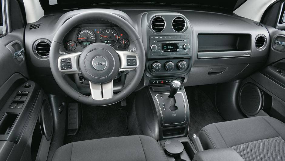 Equipado, mas interior &eacute; simples. Poderia vir com porta-copos nas portas. | <a href="https://quatrorodas.abril.com.br/carros/impressoes/jeep-compass-680160.shtml" rel="migration">Leia mais</a>