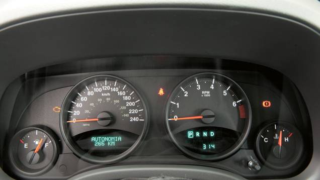 Quadro de instrumentos é básico e utiliza display luminoso. | <a href="https://quatrorodas.abril.com.br/carros/impressoes/jeep-compass-680160.shtml" rel="migration">Leia mais</a> Quadro de instrumentos é básico e utiliza display luminoso. | <a href="https://quatrorodas.abril.com.br/carros/impressoes/jeep-compass-680160.shtml" rel="migration">Leia mais</a>