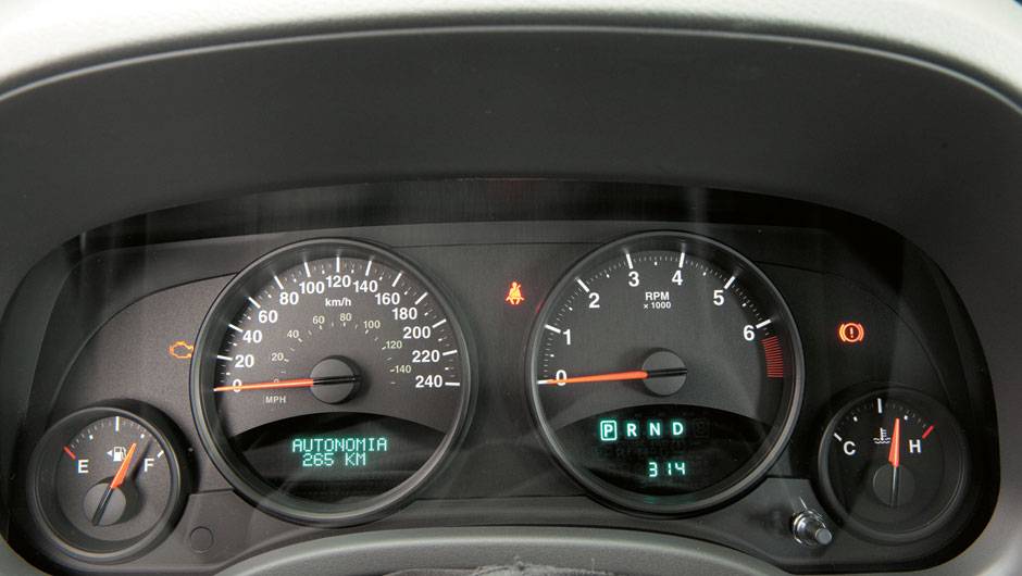 Quadro de instrumentos &eacute; b&aacute;sico e utiliza display luminoso. | <a href="https://quatrorodas.abril.com.br/carros/impressoes/jeep-compass-680160.shtml" rel="migration">Leia mais</a>