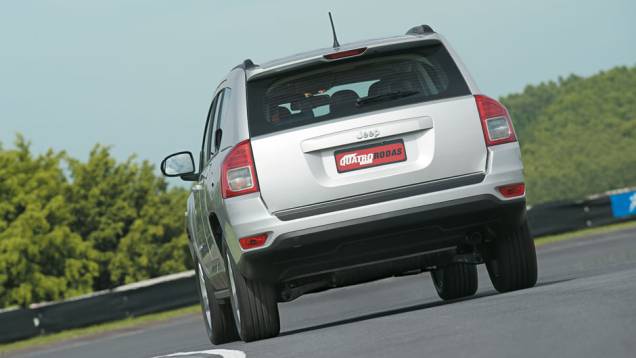 Porte é de SUV, mas o portamalas é de hatch. | <a href="https://quatrorodas.abril.com.br/carros/impressoes/jeep-compass-680160.shtml" rel="migration">Leia mais</a> Porte é de SUV, mas o portamalas é de hatch. | <a href="https://quatrorodas.abril.com.br/carros/impressoes/jeep-compass-680160.shtml" rel="migration">Leia mais</a>