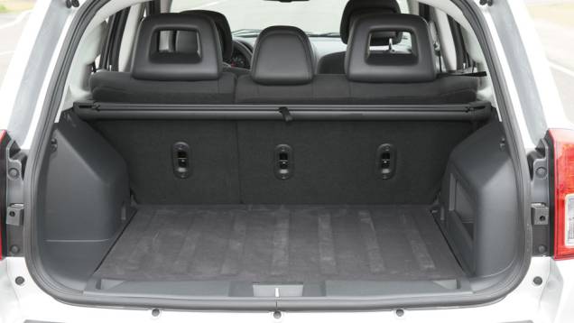 Espaço no porta-malas é insuficiente. Perde para sedãs. | <a href="https://quatrorodas.abril.com.br/carros/impressoes/jeep-compass-680160.shtml" rel="migration">Leia mais</a> Espaço no porta-malas é insuficiente. Perde para sedãs. | <a href="https://quatrorodas.abril.com.br/carros/impressoes/jeep-compass-680160.shtml" rel="migration">Leia mais</a>