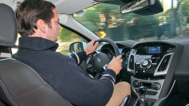 Resposta da direção é uma das melhores da atualidade. | <a href="https://quatrorodas.abril.com.br/carros/impressoes/ford-focus-680479.shtml" rel="migration">Leia mais</a> Resposta da direção é uma das melhores da atualidade. | <a href="https://quatrorodas.abril.com.br/carros/impressoes/ford-focus-680479.shtml" rel="migration">Leia mais</a>