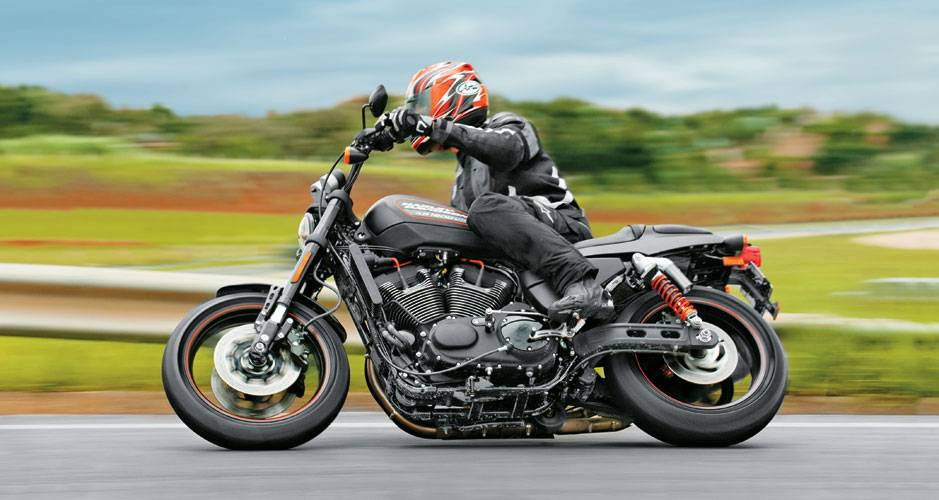 A estabilidade &eacute; surpreendente: suspens&otilde;es e pneus p&otilde;em s XR1200X sobre trilhos