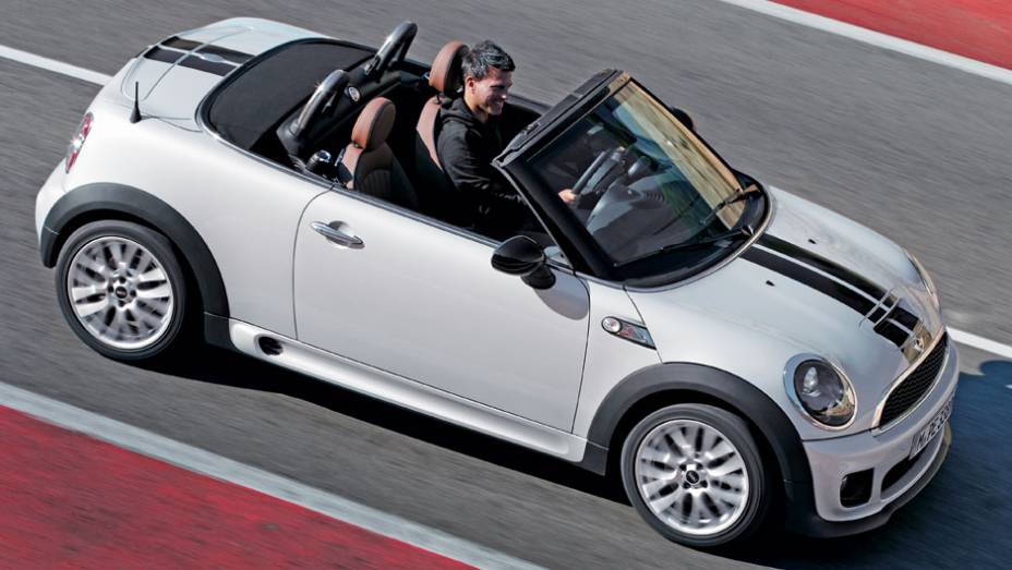 Quando aberta, a charmosa capota de lona fica aparente. | <a href="https://quatrorodas.abril.com.br/carros/impressoes/mini-cooper-roadster-679682.shtml" rel="migration">Leia mais</a>