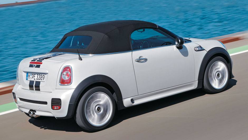 O design da traseira &eacute; igual ao da vers&atilde;o Coup&eacute;. | <a href="https://quatrorodas.abril.com.br/carros/impressoes/mini-cooper-roadster-679682.shtml" rel="migration">Leia mais</a>
