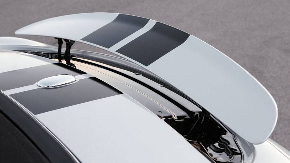 O aerof&oacute;lio traseiro se levanta automaticamente a partir dos 80 km/h. | <a href="https://quatrorodas.abril.com.br/carros/impressoes/mini-cooper-roadster-679682.shtml" rel="migration">Leia mais</a>