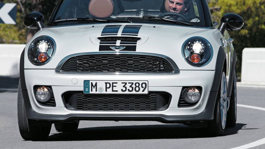 A dianteira segue as linhas dos outros Mini. | <a href="https://quatrorodas.abril.com.br/carros/impressoes/mini-cooper-roadster-679682.shtml" rel="migration">Leia mais</a>