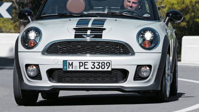A dianteira segue as linhas dos outros Mini. | <a href="https://quatrorodas.abril.com.br/carros/impressoes/mini-cooper-roadster-679682.shtml" rel="migration">Leia mais</a> A dianteira segue as linhas dos outros Mini. | <a href="https://quatrorodas.abril.com.br/carros/impressoes/mini-cooper-roadster-679682.shtml" rel="migration">Leia mais</a>