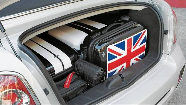 São 240 litros para a bagagem. | <a href="https://quatrorodas.abril.com.br/carros/impressoes/mini-cooper-roadster-679682.shtml" rel="migration">Leia mais</a> São 240 litros para a bagagem. | <a href="https://quatrorodas.abril.com.br/carros/impressoes/mini-cooper-roadster-679682.shtml" rel="migration">Leia mais</a>