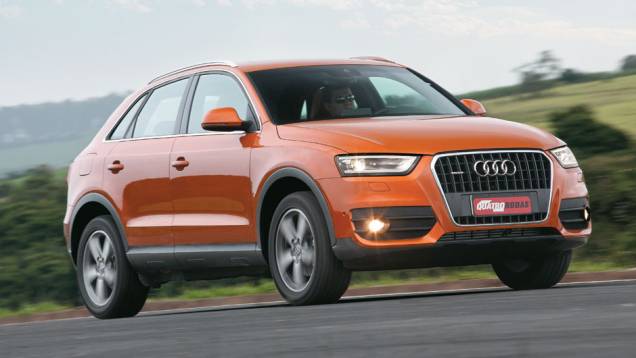 Dianteira já tem o novo desenho familiar comum aos Audi.
