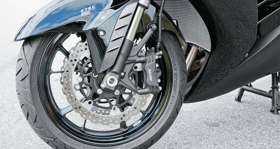 Poderosas pin&ccedil;as radiais Nissin de 4 pist&otilde;es