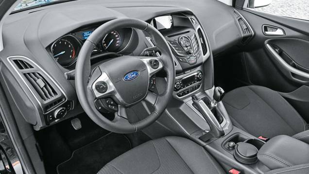 Alavanca de câmbio ficou mais alta e próxima do volante | <a href="https://quatrorodas.abril.com.br/carros/impressoes/ford-focus-sedan-sportbrake-683094.shtml" rel="migration">Leia mais</a> Alavanca de câmbio ficou mais alta e próxima do volante | <a href="https://quatrorodas.abril.com.br/carros/impressoes/ford-focus-sedan-sportbrake-683094.shtml" rel="migration">Leia mais</a>