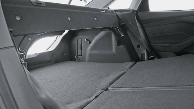 ... e permite deitar o banco traseiro | <a href="https://quatrorodas.abril.com.br/carros/impressoes/ford-focus-sedan-sportbrake-683094.shtml" rel="migration">Leia mais</a> ... e permite deitar o banco traseiro | <a href="https://quatrorodas.abril.com.br/carros/impressoes/ford-focus-sedan-sportbrake-683094.shtml" rel="migration">Leia mais</a>