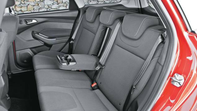 Apoio e cinto de 3 pontos para todos | <a href="https://quatrorodas.abril.com.br/carros/impressoes/ford-focus-sedan-sportbrake-683094.shtml" rel="migration">Leia mais</a> Apoio e cinto de 3 pontos para todos | <a href="https://quatrorodas.abril.com.br/carros/impressoes/ford-focus-sedan-sportbrake-683094.shtml" rel="migration">Leia mais</a>