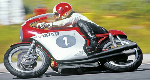 1973: TT ILHA DE MAN - Giacomo Agostini nem pneus radiais tinha. Repare no banco em cima da roda traseira e como ele está longe da roda dianteira.