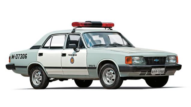 Opala 1988 com porta-munição | <a href="https://quatrorodas.abril.com.br/reportagens/viaturas-classicas-vao-museu-682198.shtml" rel="migration">Leia mais</a> Opala 1988 com porta-munição | <a href="https://quatrorodas.abril.com.br/reportagens/viaturas-classicas-vao-museu-682198.shtml" rel="migration">Leia mais</a>