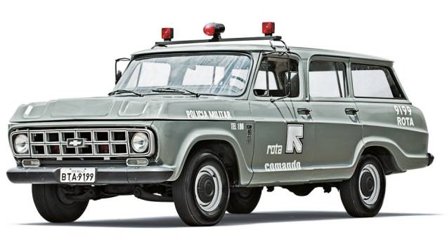 Veraneio 1988: utilitário exigia perícia do motorista nas perseguições | <a href="https://quatrorodas.abril.com.br/reportagens/viaturas-classicas-vao-museu-682198.shtml" rel="migration">Leia mais</a> Veraneio 1988: utilitário exigia perícia do motorista nas perseguições | <a href="https://quatrorodas.abril.com.br/reportagens/viaturas-classicas-vao-museu-682198.shtml" rel="migration">Leia mais</a>