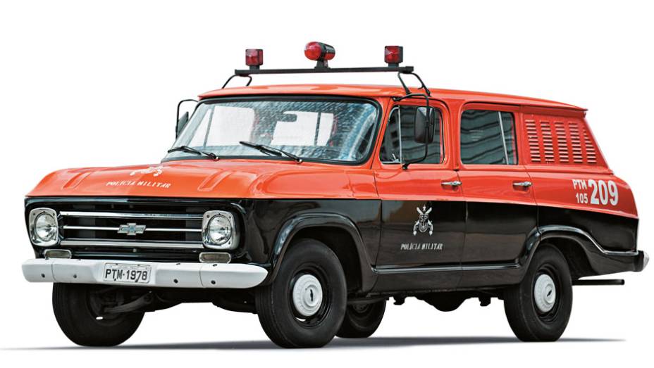 Camburão 1978 com motor seis-cilindros | <a href="https://quatrorodas.abril.com.br/reportagens/viaturas-classicas-vao-museu-682198.shtml" rel="migration">Leia mais</a>